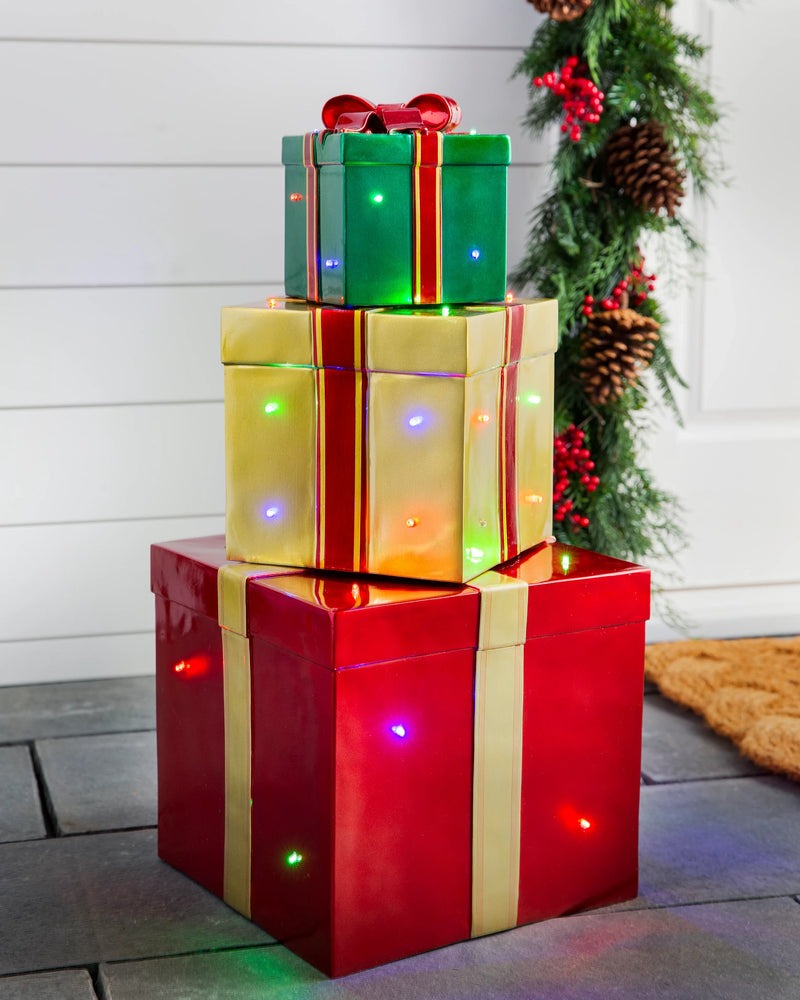 Presentes empilhados iluminados para o Natal